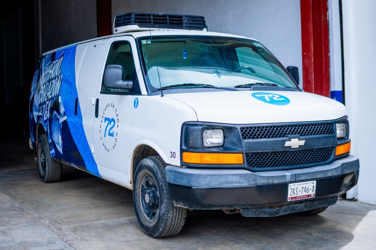 Camioneta refrigerada rotulada de 72 Agua Hielo