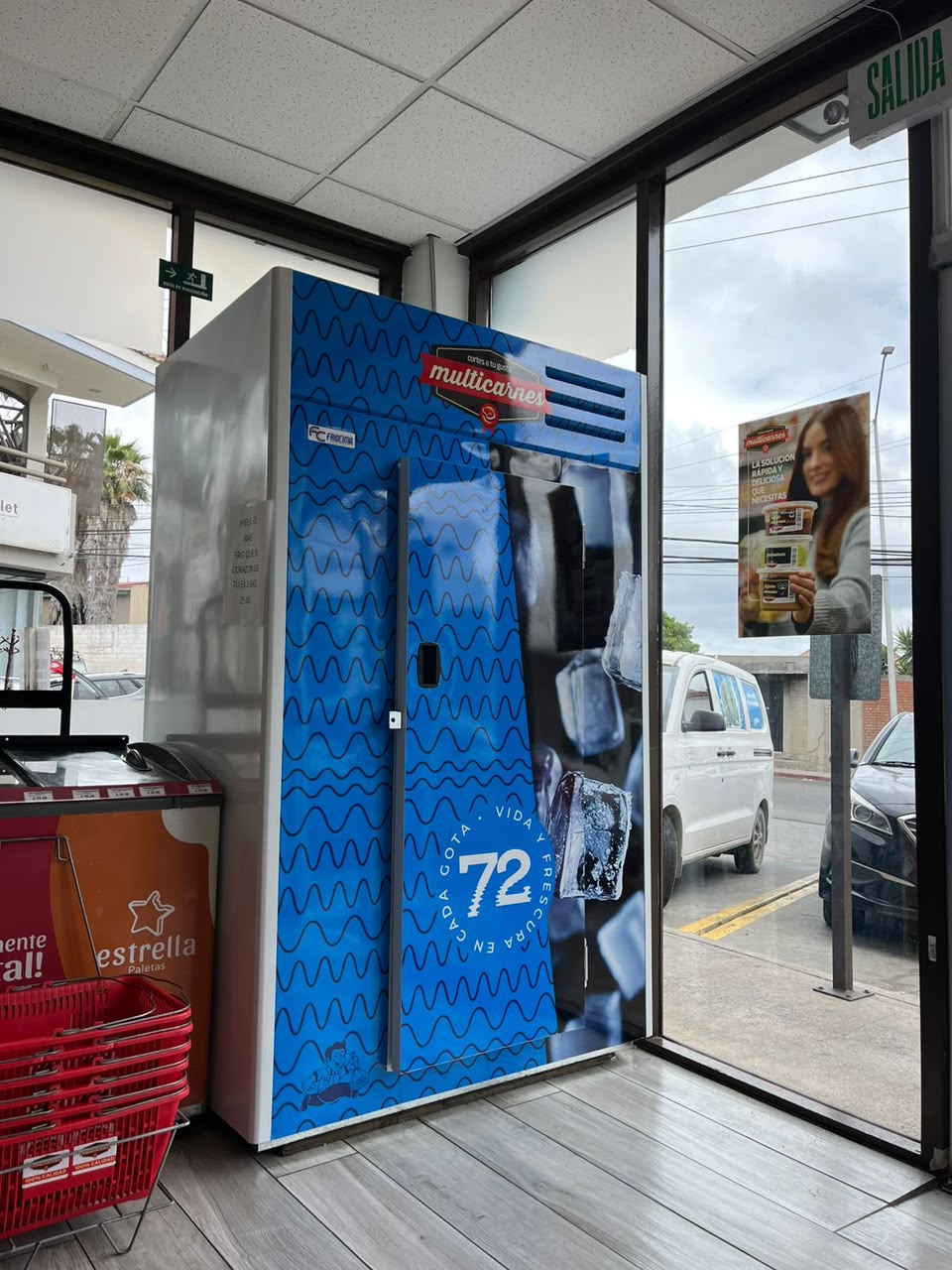 Conservador rotulado de 72 Agua Hielo instalado en un punto de venta