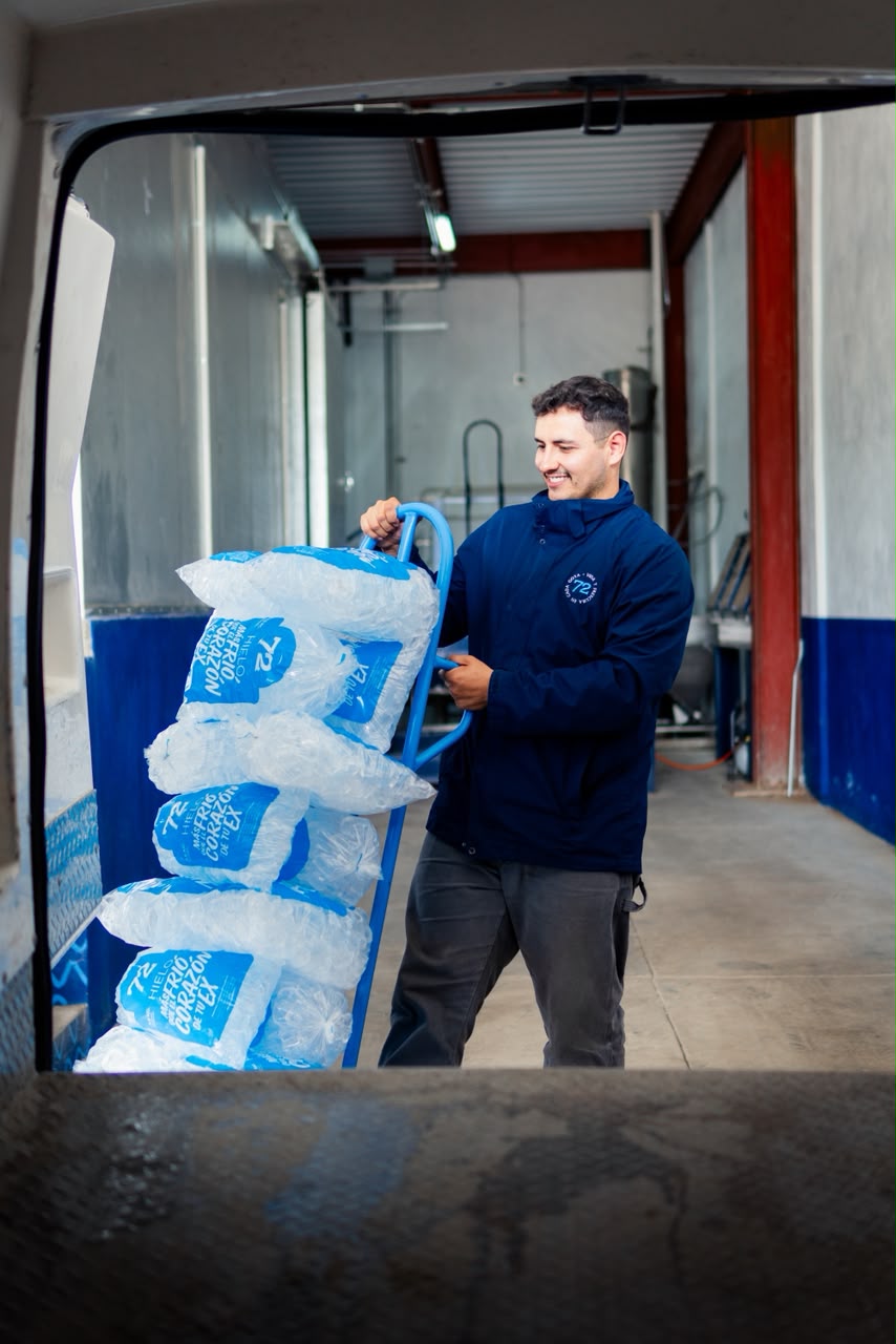 Repartidor cargando bolsas de hielo 72 en la camioneta